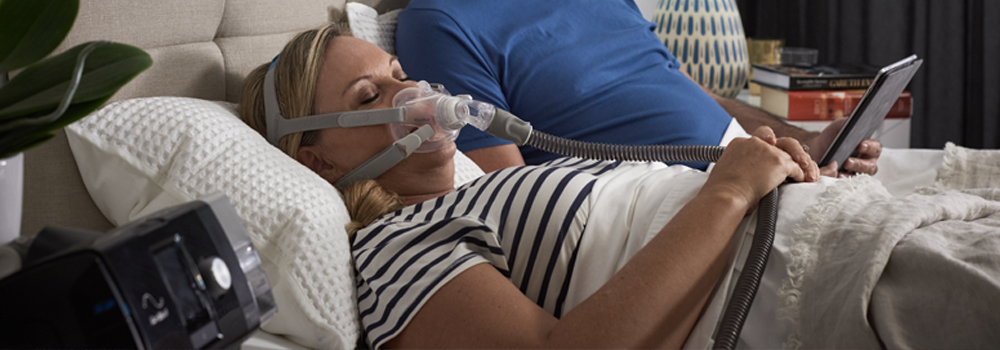Schlafapnoe-Patientinnen und -Patienten stehen mit einem CPAP-Gerät oder einer Schlafschiene wirksame Behandlungsmöglichkeiten zur Verfügung. 