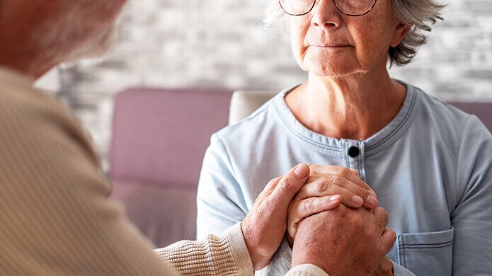 Ältere Frau mit leerem Gesichtsausdruck leidet unter Alzheimer
