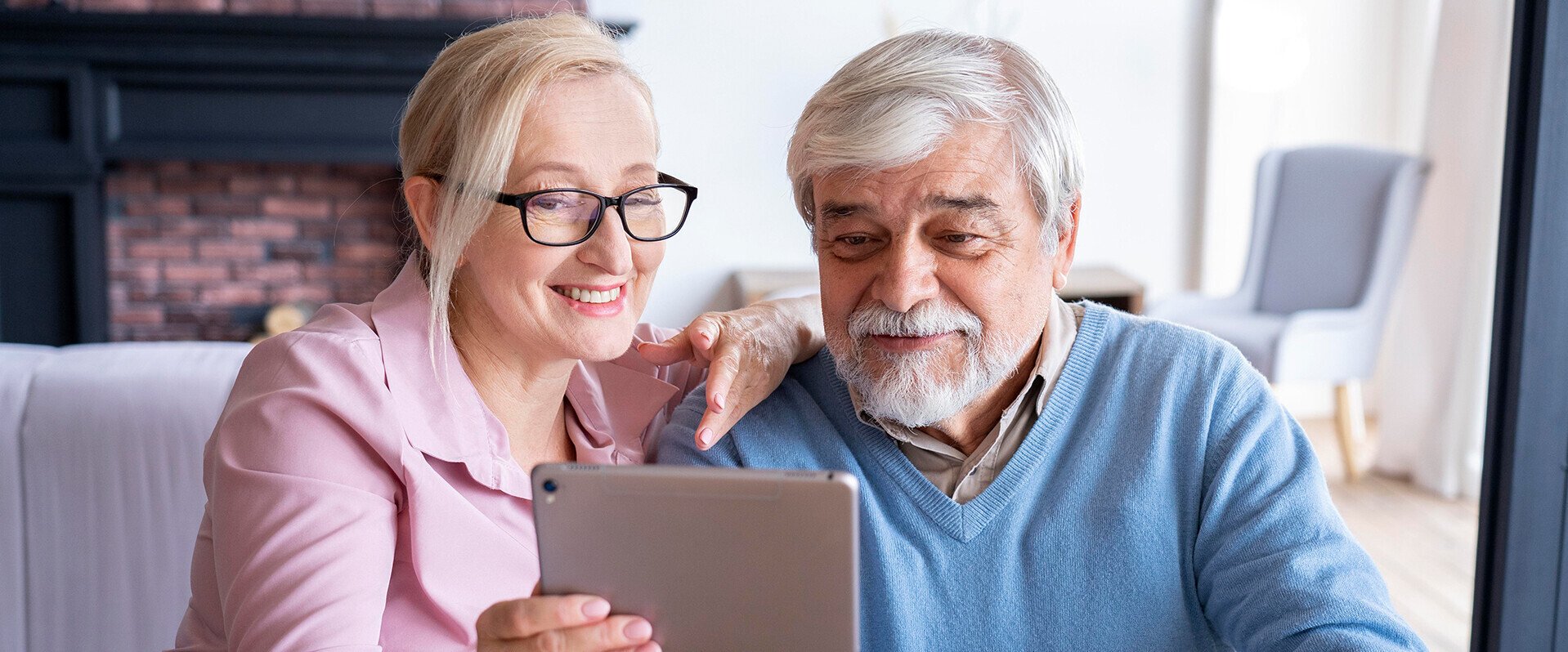 Älteres Paar sieht sich auf einem Tablet Jobs für Rentner an