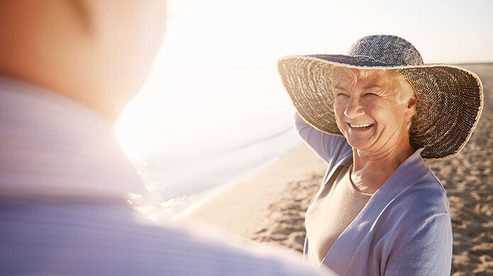 Ältere Frau genießt Senioren Reise am Strand